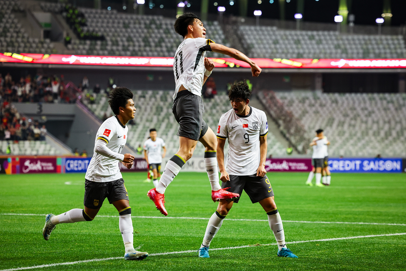  全面壓制！國青半場控球率高達(dá)7成，射門比9-3，造對方3張黃牌