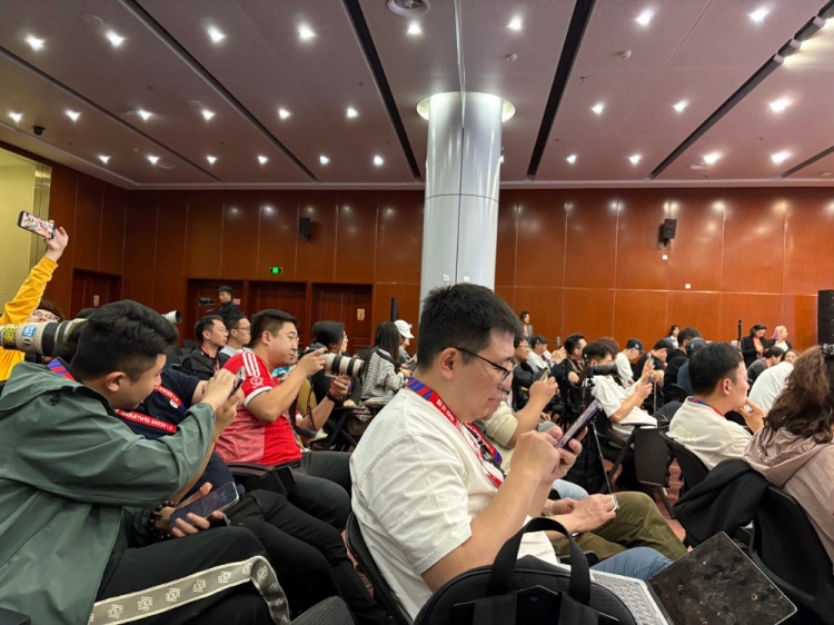  萬(wàn)眾矚目！記者擠滿國(guó)足賽前新聞發(fā)布廳，賽場(chǎng)記者預(yù)計(jì)超300人