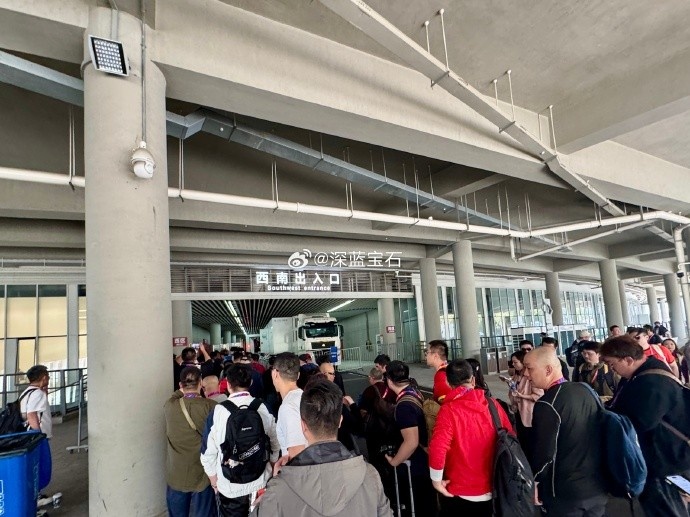  盛況空前！記者曬照：距離中澳之戰(zhàn)還有三小時(shí)，現(xiàn)場(chǎng)記者已超百名