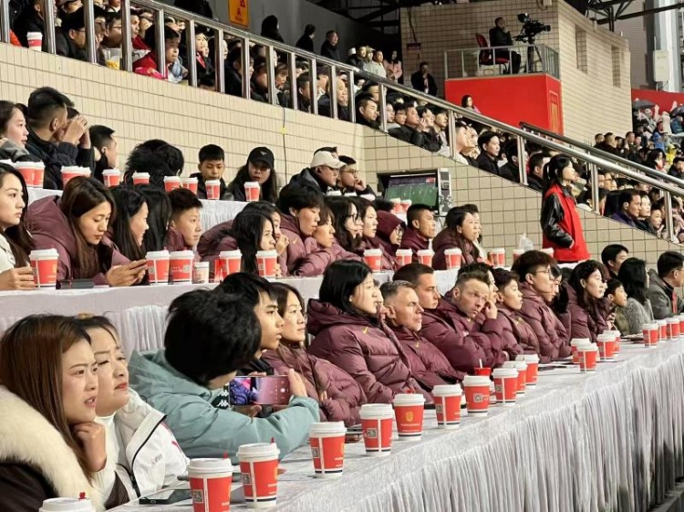  北青體育：中國女足現(xiàn)身中甲賽場，觀看重慶銅梁龍vs遼寧鐵人