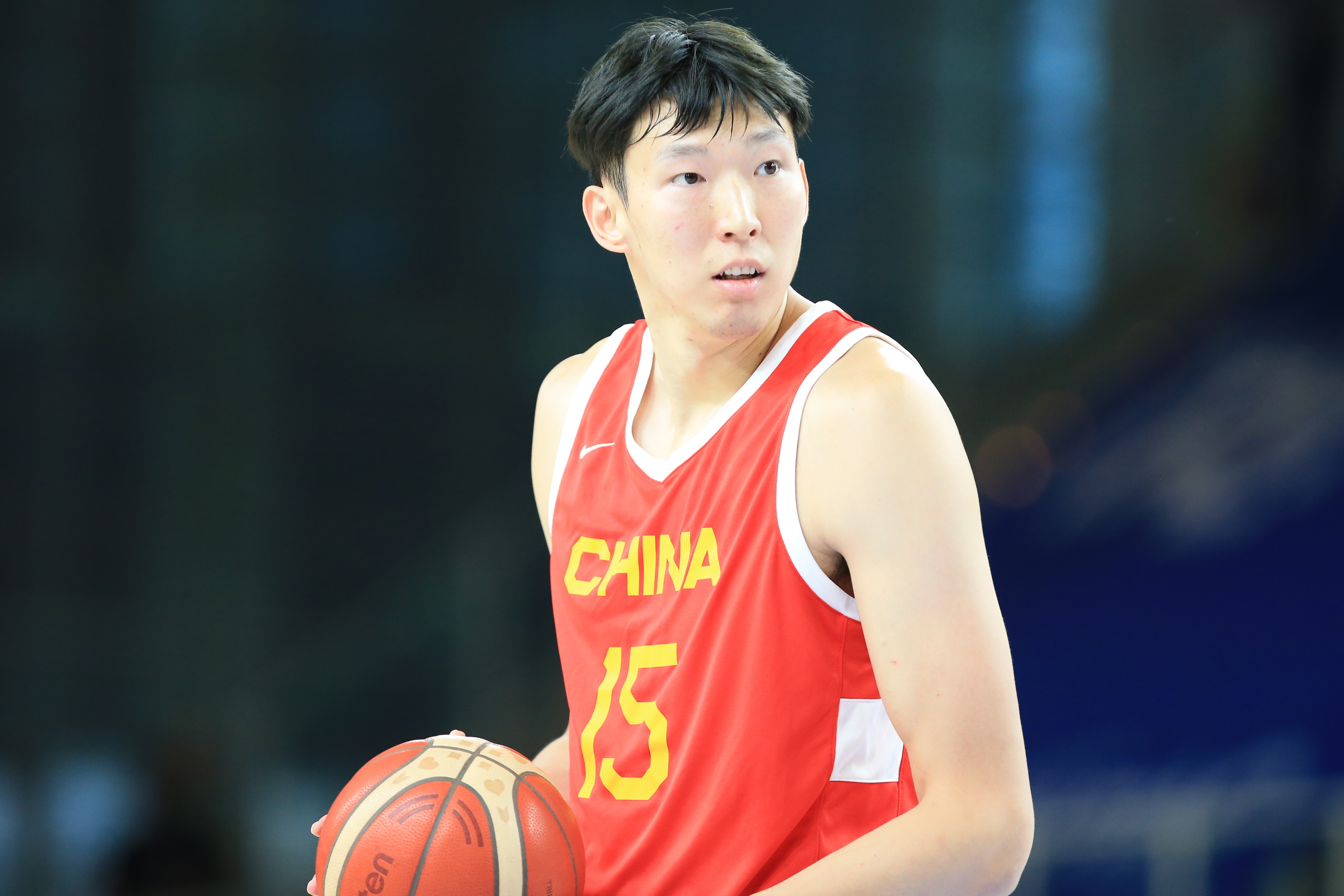  打得不錯(cuò)！周琦攻防建樹(shù) 半場(chǎng)4投2中得到5分3板1斷1帽0失誤