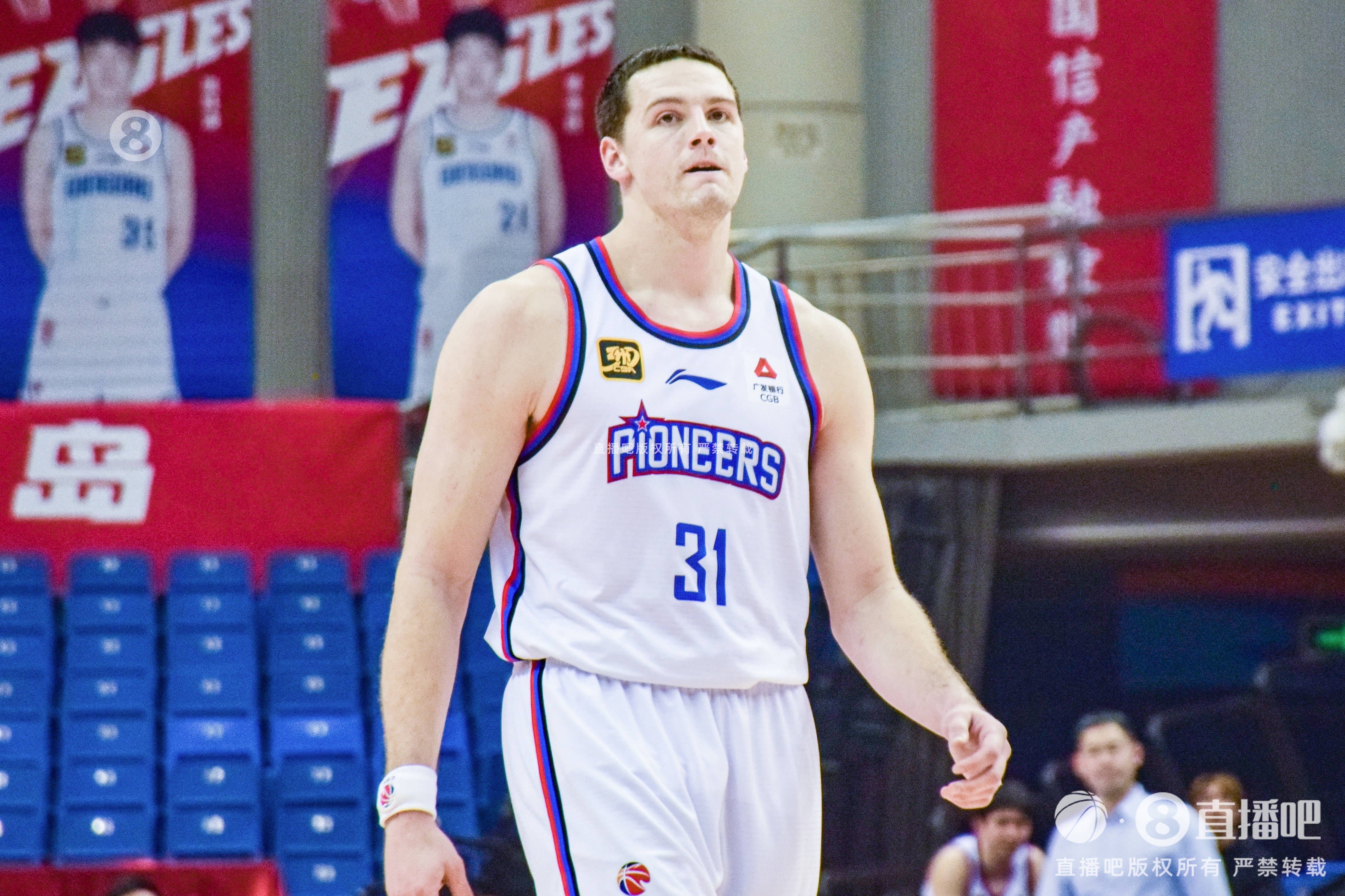  手感來遲了！大衛(wèi)-詹姆斯19中7&三分10中4拿到18分15籃板
