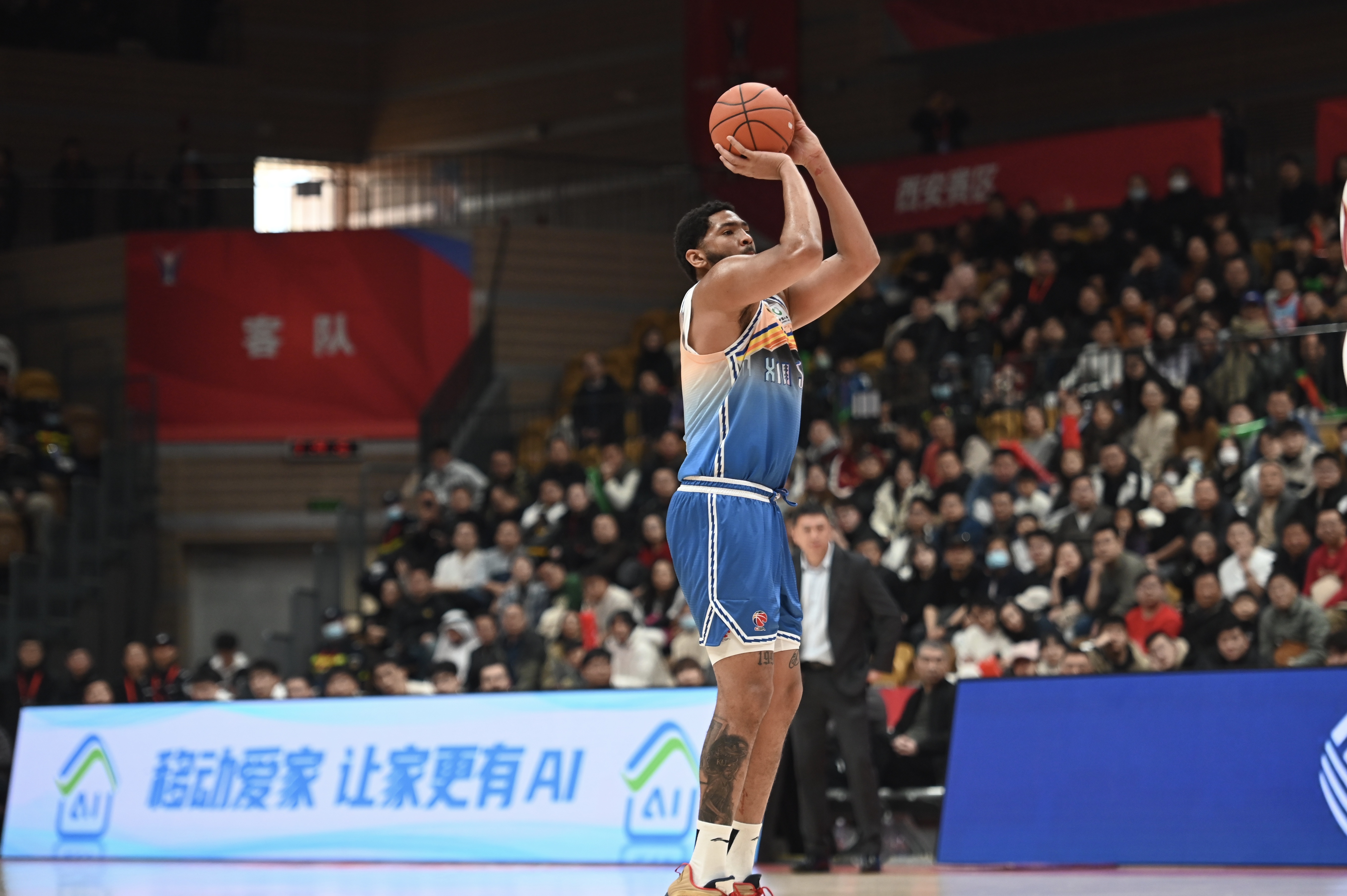  手感火熱！勞森半場7中6高效砍下17分5籃板 首節(jié)15分
